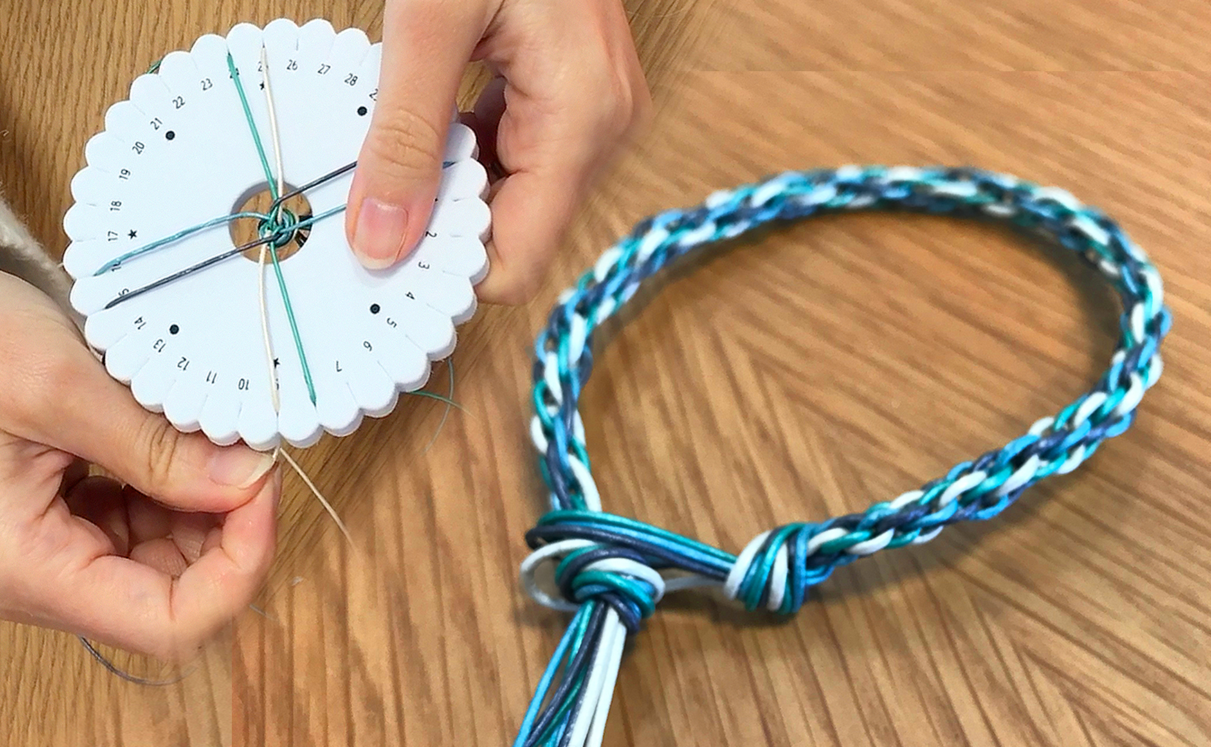 ダイソーの 組みひもメーカー を使って組みひもブレスレットを作った動画 アンシャンテラボ ダイソーの 組みひもメーカー を使って組みひもブレスレットを作った動画 アンシャンテラボ