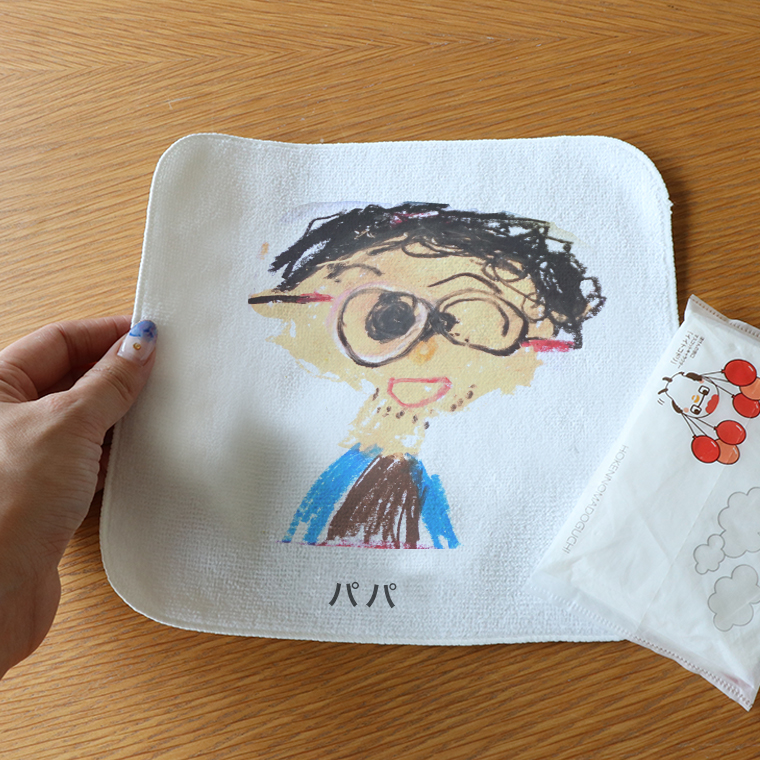 父の日のギフトに、子供の書いた似顔絵入のハンカチやキーホルダーが