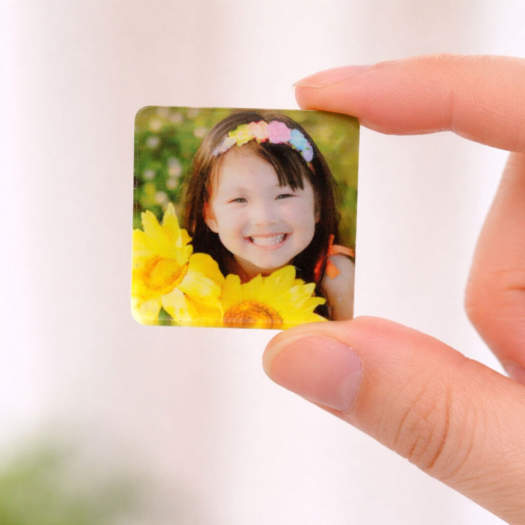 写真いり正方形マグネットで子どもの成長記録｜並べやすく、毎日目に入る場所へ